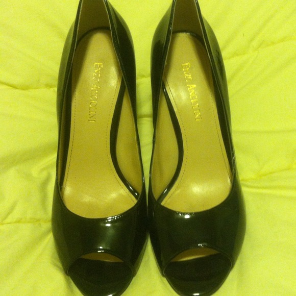Black pumps