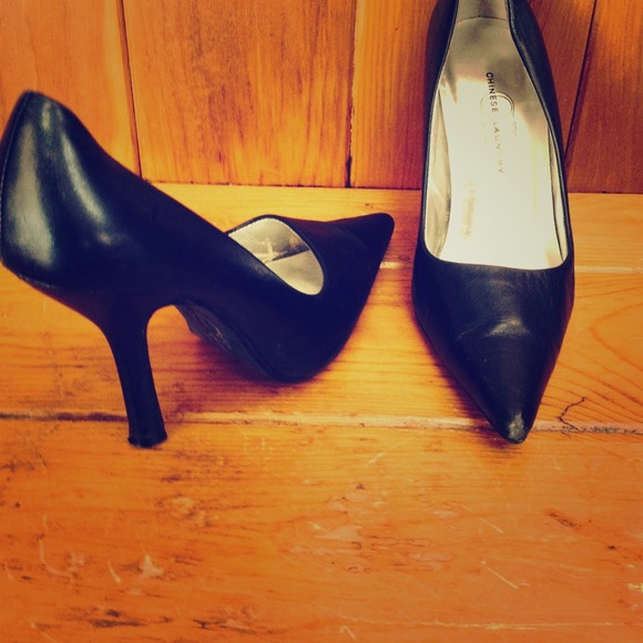 Black pumps