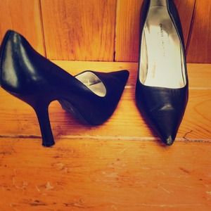 Black pumps