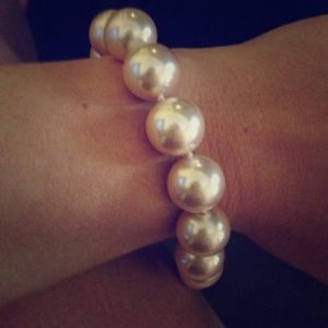 Oversized pearl bracelet