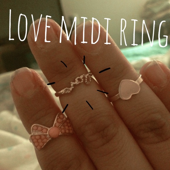 Jewelry - LOVE Gold tone midi ring