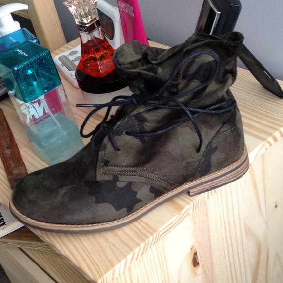 REDUCED!!! CAMO CHUKKAS BRAND NEW WITH TAGS