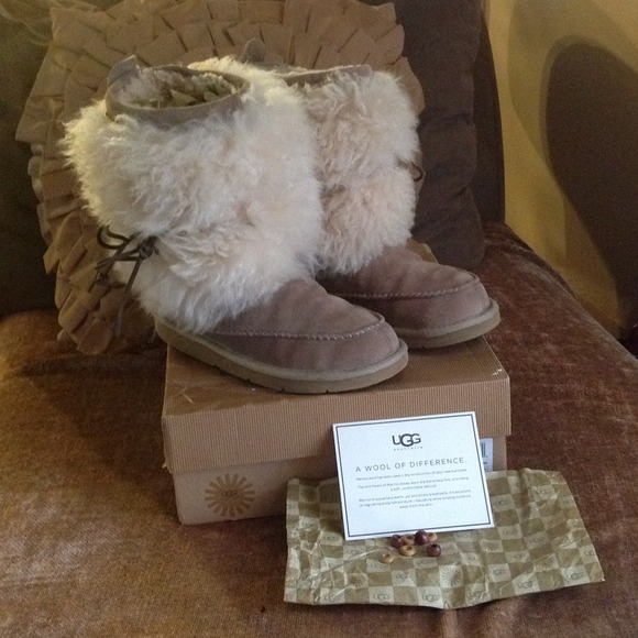 *SOLD/DNT BUY**Ugg Ranier Boots w/free Maylin uggs - Picture 2 of 4