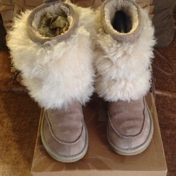 *SOLD/DNT BUY**Ugg Ranier Boots w/free Maylin uggs - Picture 3 of 4