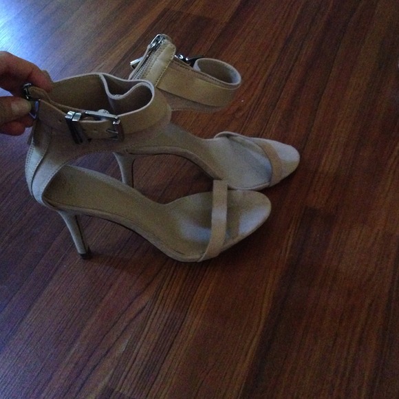 Bundled! With same black heels from zara!