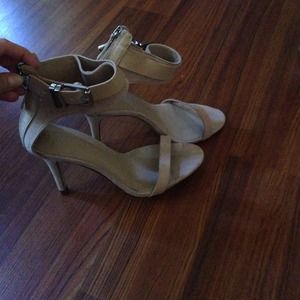 Bundled! With same black heels from zara!