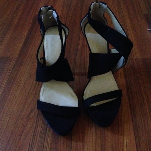 Super cute new black suede heels