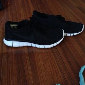 Black nike free run size 7.5