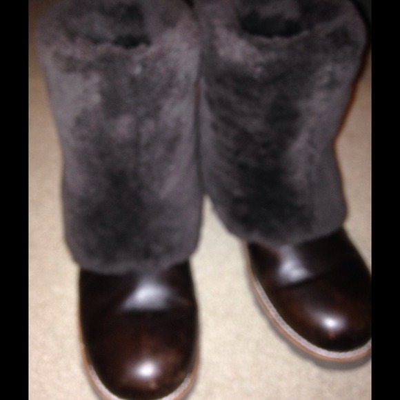 SOLD 🚫🚫 Ugg size 10 women dark brown and wool