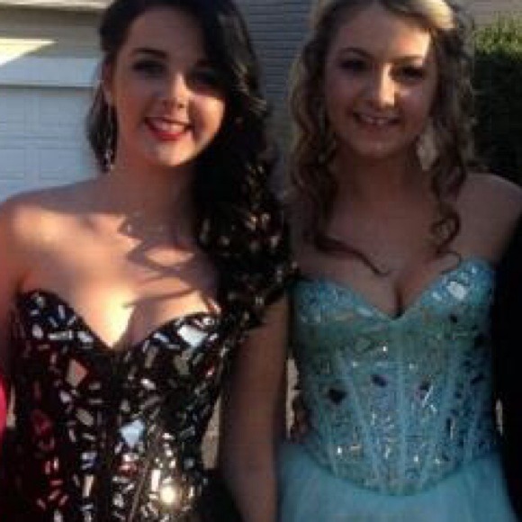 PROM DRESSES - Picture 3 of 3