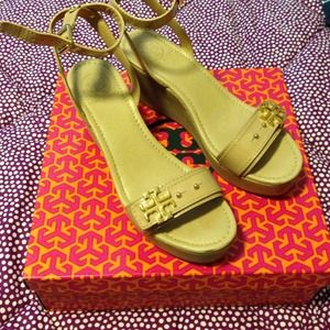 TORY BURCH BEIGE WEDGES SIZE 8