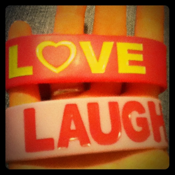 2 rubber stretchy bracelets