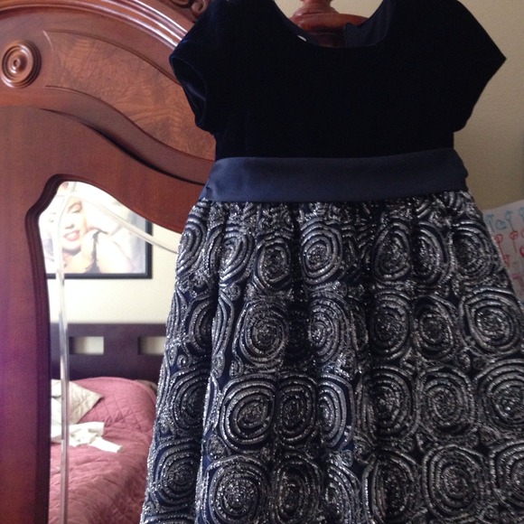 Beautiful evening dress size 6 girls.