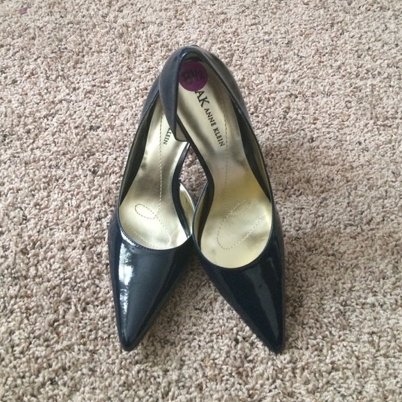 ❌SOLD IN BUNDLE❌ Navy patent Anne Klein pumps