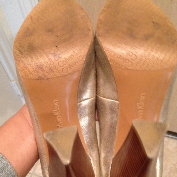 Calvin Klein Metallic Elita Pump - Picture 2 of 3