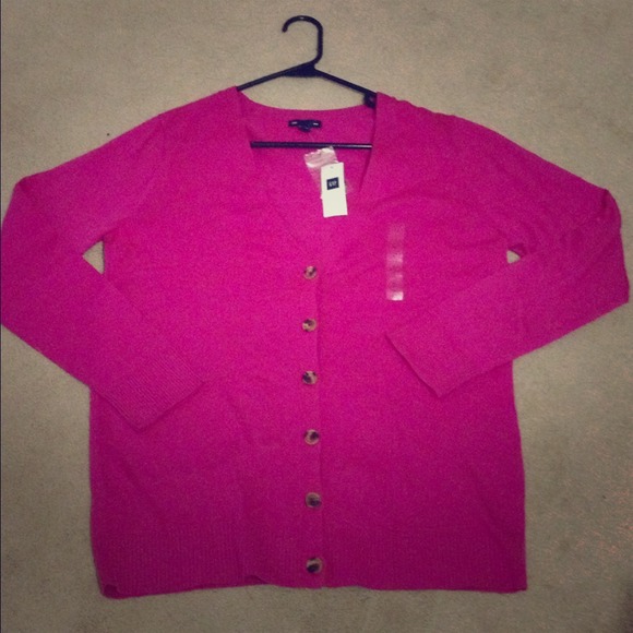 ⛔Sold⛔GAP Women v neck cardigan sweater NWT