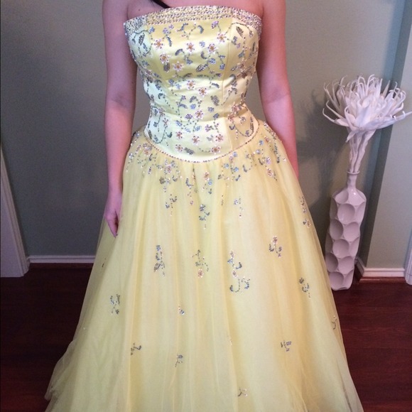 Gorgeous yellow ball gown worn once to prom