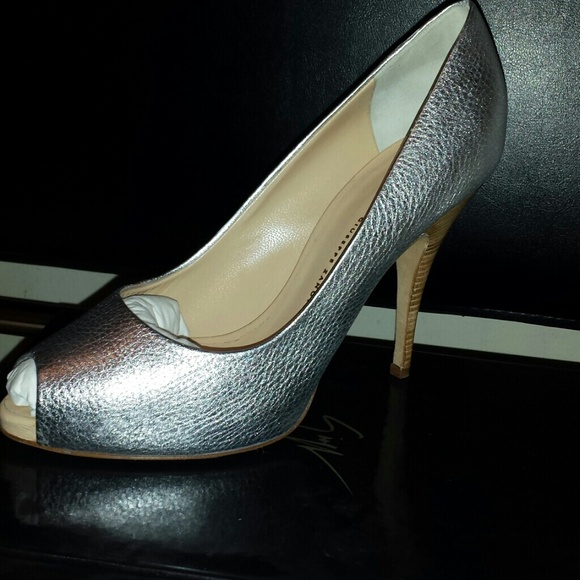 ×SOLD××Brand new Peep toe pumps