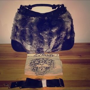 Additional pics for the Ed Hardy Bag! 👜