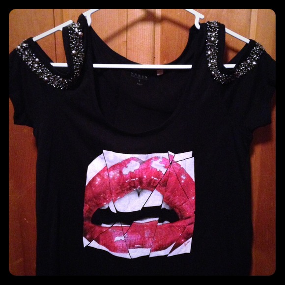 Broken lips Guess open shoulder t shirt