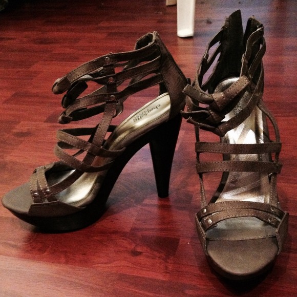 Heels - Picture 2 of 4