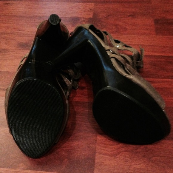Heels - Picture 3 of 4