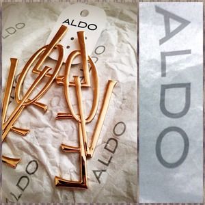 Gold L.O.V.E Earrings 💫