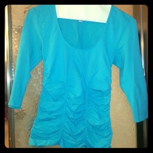 Fitted rouched blue top.