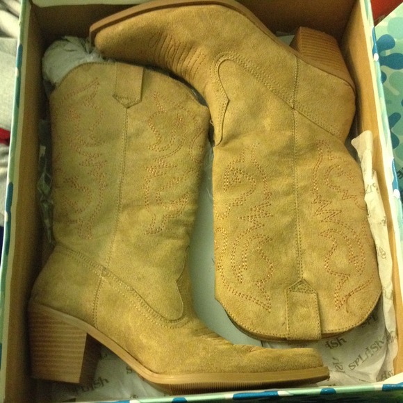 Light tan cowgirl boots 👢