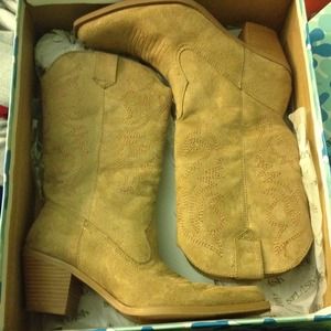 Light tan cowgirl boots 👢