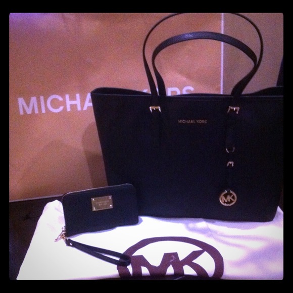⛔️Sold⛔️Local Brand New MK Mult. Tote ❤️
