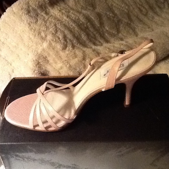 NIB: Sandal open toe w/ ankle strap "pastel pink"