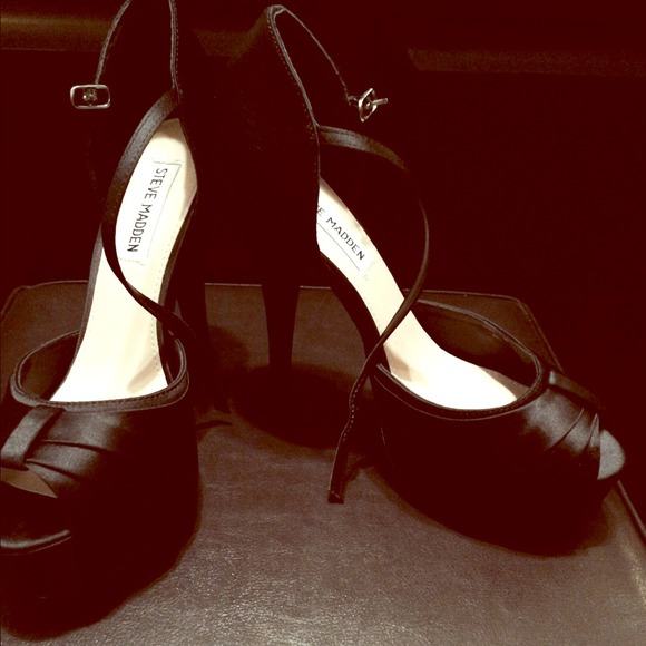 Keeping⛔ Gorgeous Satin black Steve Madden