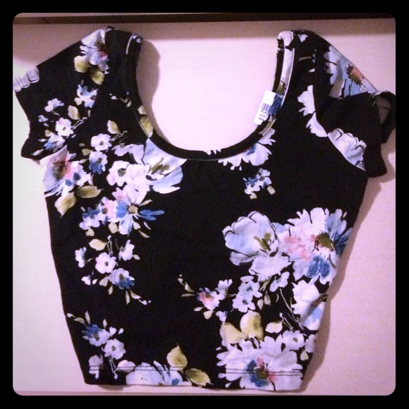 Brandy Melville Jimena Floral Crop Top 🌺