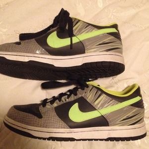 Cute nike low dunks! Good condition.