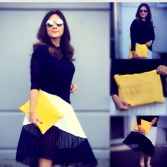 WELCOME TO MY CLOSET!!! - Picture 4 of 4