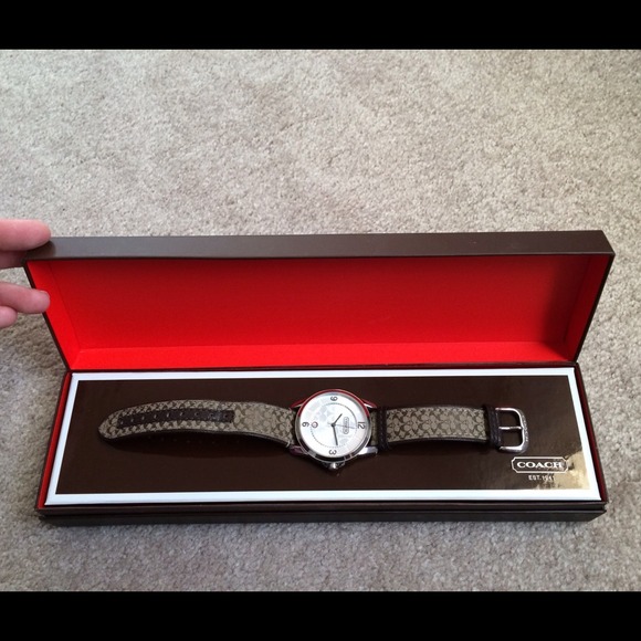 ❌❌SOLD❌❌ Coach signature watch in khaki - Picture 3 of 4