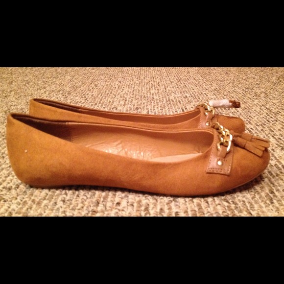 ALDO tan flats with gold chain 7.5.