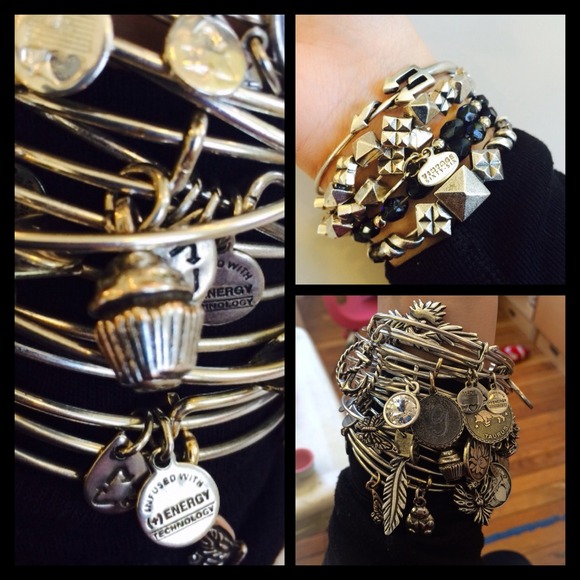 🚫SOLD🚫Alex and Ani CUPCAKE