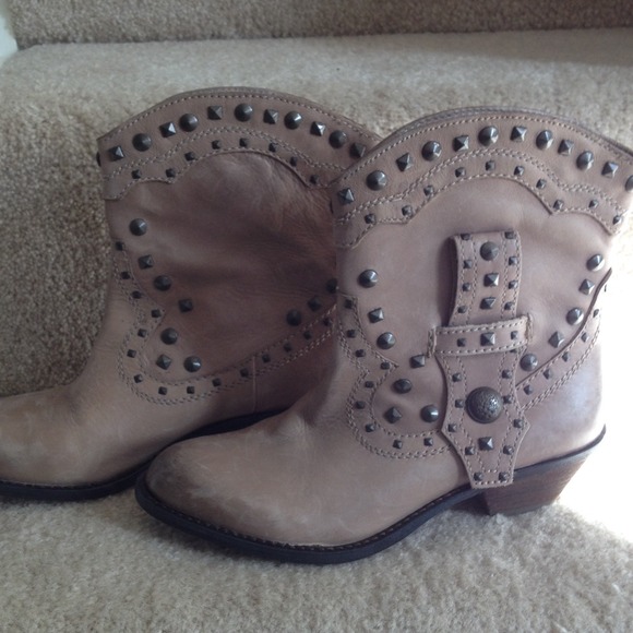 Vince Camuto leather booties! GREAT condition!