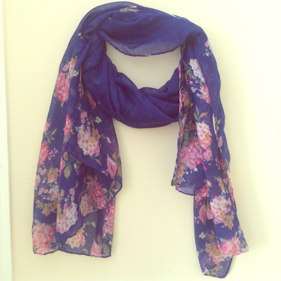Accessories - Floral scarf