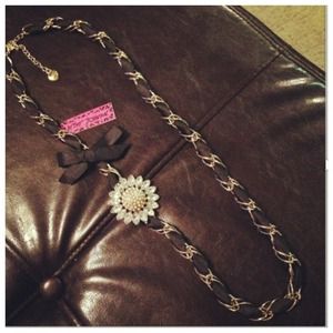 BETSEY JOHNSON. Gold & black Sunflower necklace