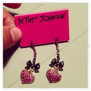 BETSEY JOHNSON. Pink rhinestone heart earrings