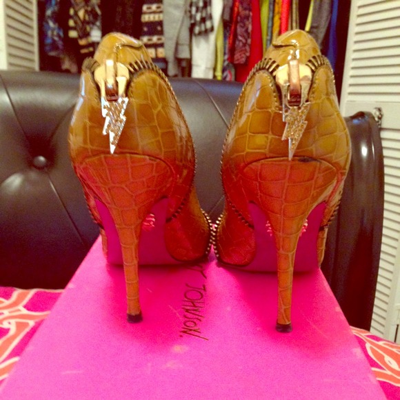 Betsey Johnson croc pump