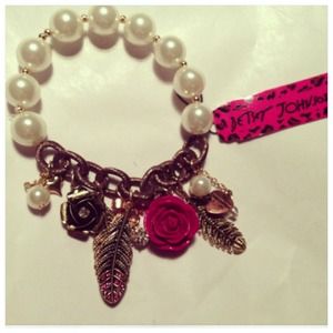 BETSEY JOHNSON. Rose/faux pearl stretch bracelet