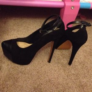 H by Halston Melanie Platform Pump