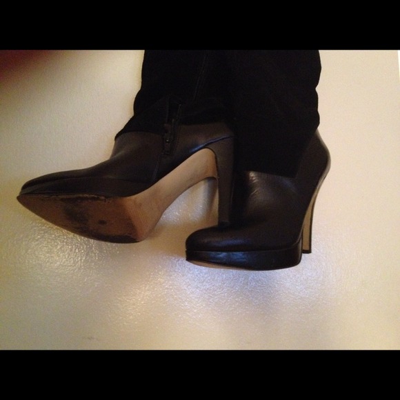 Gently worn black and suede Nine West boots. - Picture 3 of 3