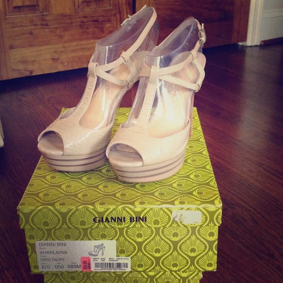 Gianni Bini taupe heels