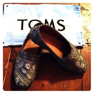Size 8 TOMS silver snowflake classics