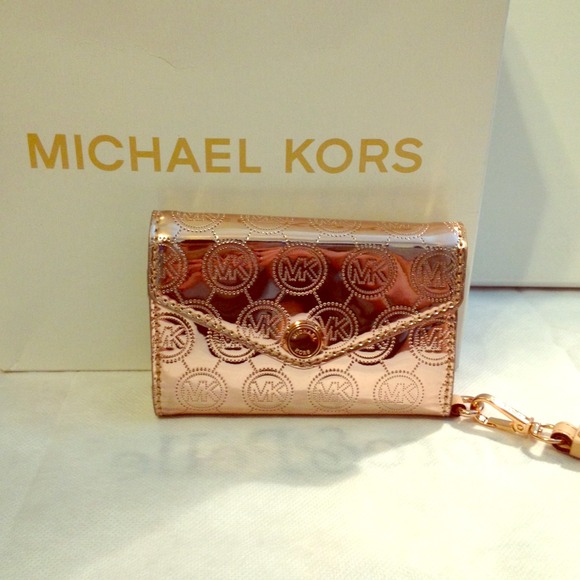 SOLD! Authentic MK Wallet/Iphone 4/4s Wristlet - Picture 1 of 4